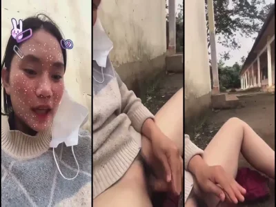 Em nữ sinh lén lút trong sân trường cởi đồ thủ dâm mà nứng